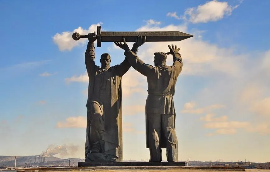 Монумент «Тыл — фронту»